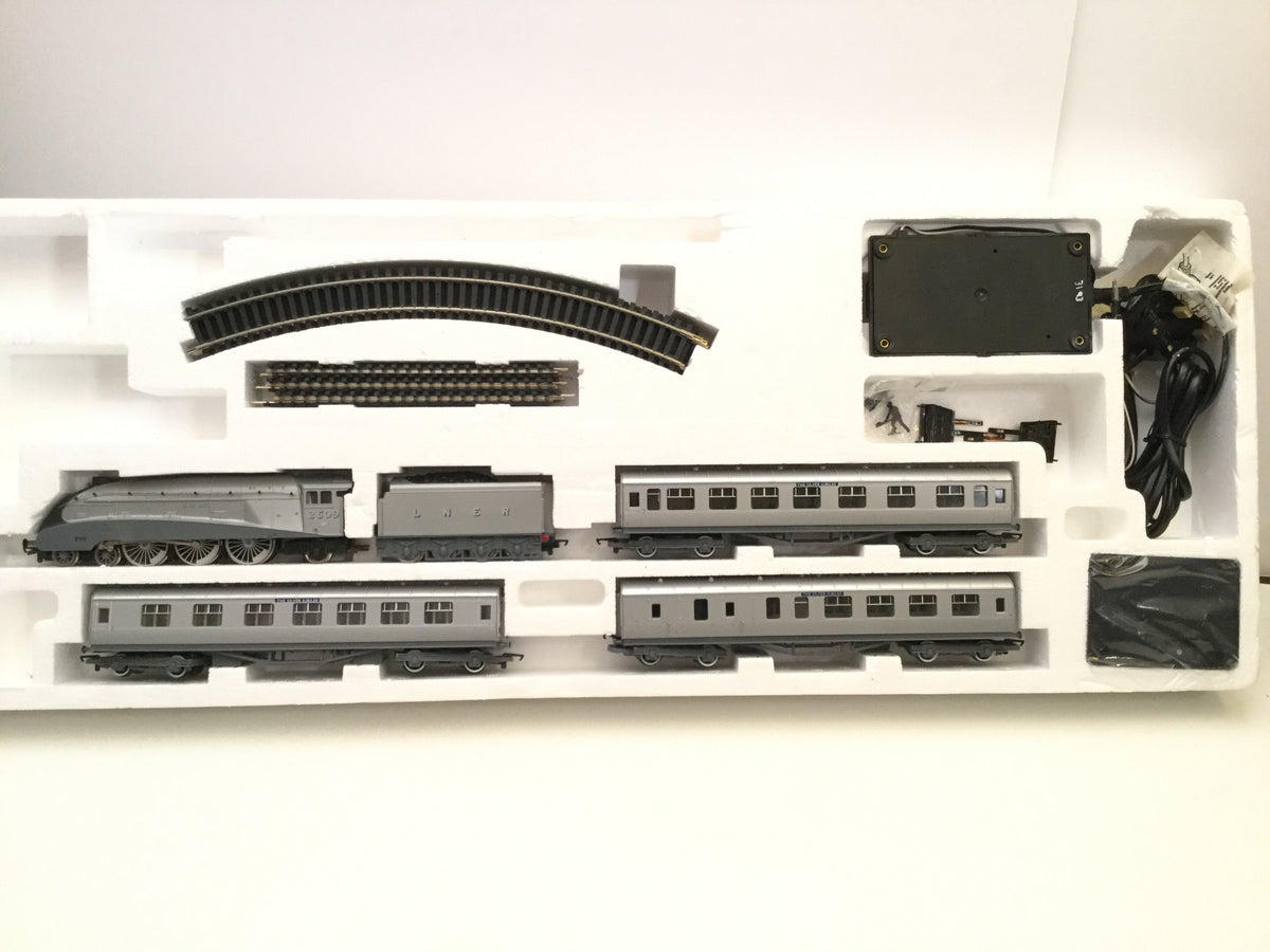 Hornby R837 OO Gauge Silver Jubilee Train Set