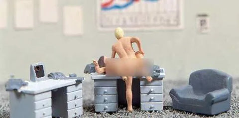 Noch 15953 HO/OO Gauge Lovers in Action (Desk) Sexy Scenes Figures