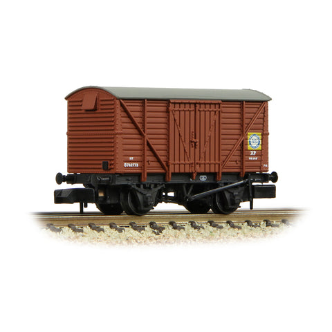 Graham Farish 373-705 N Gauge BR 12T Vent. Van Planked Sides BR Bauxite (Early) 'Blue Circle Cement'