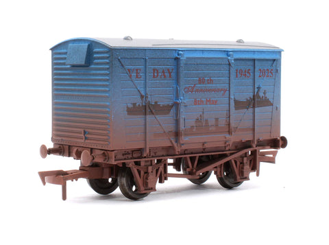 Dapol 4F-011-151 OO Gauge Ventilated Van VE Day 80th Anniversary Navy Weathered