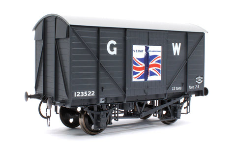 Dapol 7F-066-010 O Gauge GW Standard 12t Van VE Day 80th Anniversary Airforce