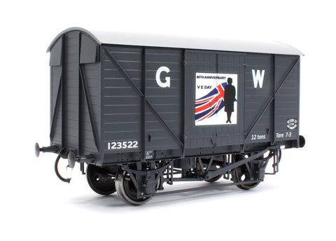 Dapol 7F-066-011 O Gauge GW Standard 12t Van VE Day 80th Anniversary Army