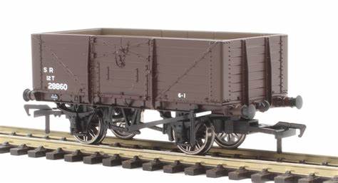 Rapido Trains 907006 OO Gauge 7 Plank Wagon SR Brown (Post-36) Sheet Rail 28860