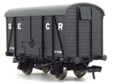 Rapido Trains 927001 OO Gauge D1426 10t Covered Van – SECR No.15782