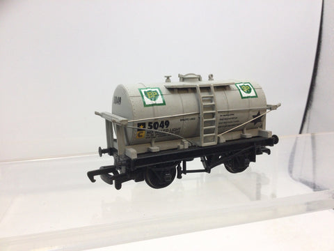 Mainline 37-135 OO Gauge Tank Wagon BP