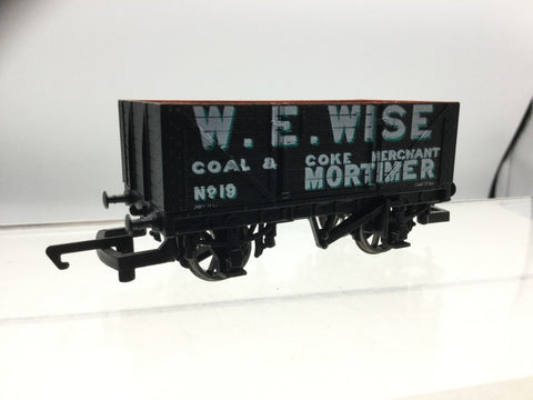 Hornby R6038 OO Gauge 7 Plank Wagons W.E Wise, Mortimer