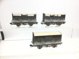 Bachmann 37-711Z OO Gauge GWR Cattle Wagon Triple Pack Weathered (KADEE)