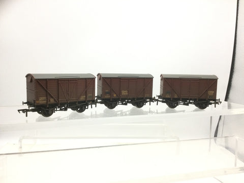 Bachmann 38-160V OO Gauge BR 12t Vent Van Condemned/Weathered Triple Pack