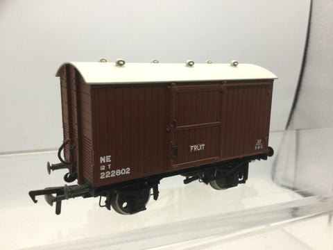Bachmann 38-387 OO Gauge LNER 12t Ventilated Fruit Van 222802