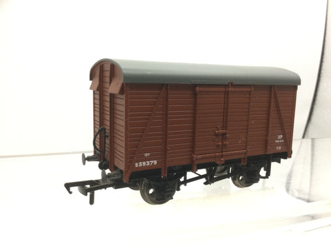 Bachmann 38-082C OO Gauge SR 12T 2+2 Planked Ventilated Van BR Bauxite S59379