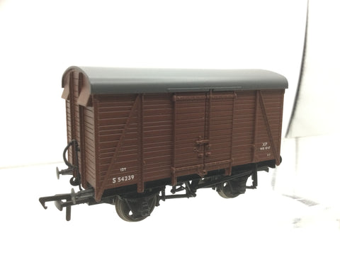 Bachmann 38-082 OO Gauge SR 12T 2+2 Planked Ventilated Van BR Bauxite S54239