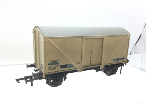 Hornby R6762 OO Gauge BR 12t Insulated Van E87438 Weathered
