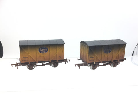 Dapol 4F-016-101 OO Gauge Fyffes Banana Van (Weathered) x2 (RENUMBERED)