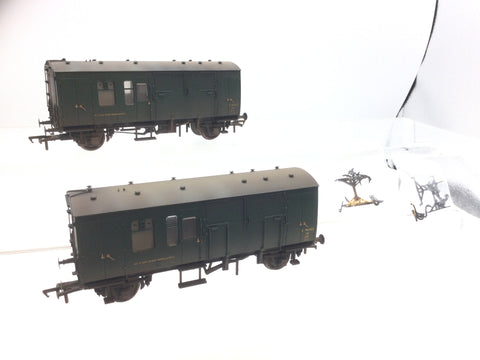 Bachmann 38-528Y OO Gauge BR Green Mk1 Horse Box Twin Pack (Pro-Weathered)