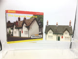 Hornby R8705 OO Gauge Skaledale The Saracen's Head Pub