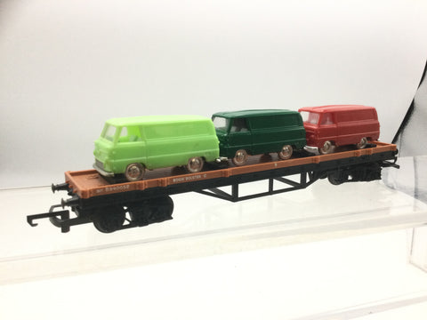 Triang/Hornby R563 OO Gauge Bolster Wagon B940052 with Ford Vans