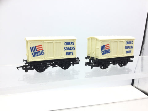 Hornby R135 OO Gauge Vent Van Smiths Crisps x2