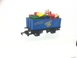 Hornby R1248 OO Gauge 7 Plank Open Wagon Christmas North Pole with Present