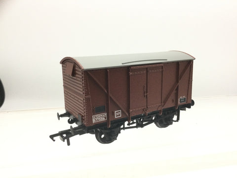 Bachmann 38-171D OO Gauge BR 12T Plywood Ventilated Van BR Bauxite (Late)