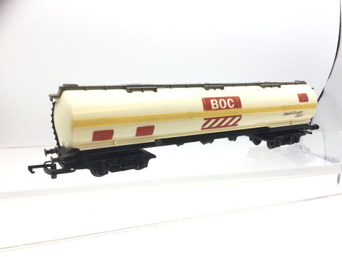 Hornby R667 OO Gauge Bogie Tank Wagon BOC