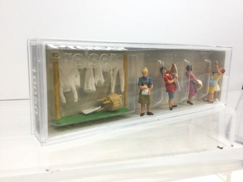 Preiser 10050 HO/OO Gauge Women Hanging Washing (5) Exclusive Figure Set