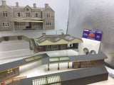 Job Lot of Assorted Kit Built OO/HO Gauge Buildings and Accessories (L7)