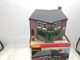 Hornby R8623 OO Gauge Skaledale Corner Terrace Off Licence