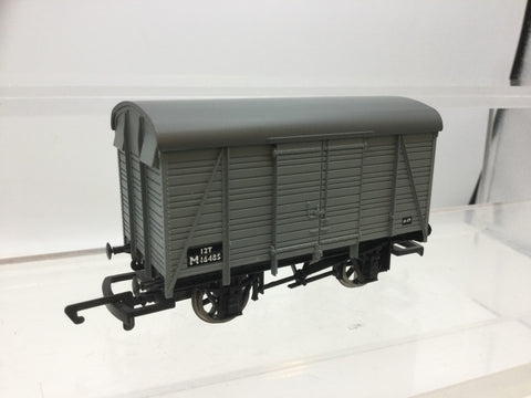 Hornby R1075 OO Gauge SR 12t Double Vent Van M16485