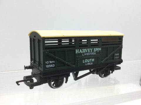 Hornby R215 OO Gauge Harvey Bros Cattle Van
