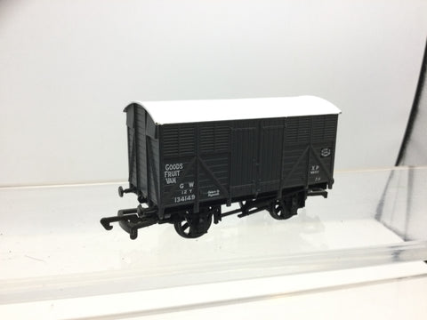 Mainline 37-174 OO Gauge GWR Fruit Van 134149