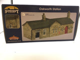 Bachmann 44-000R OO Gauge Oakworth Station Red