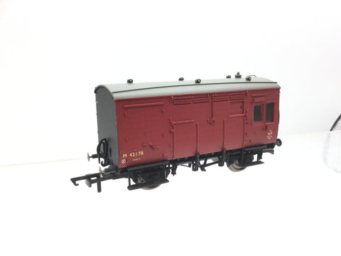 Hornby R6679A OO Gauge BR Horse Box M42178