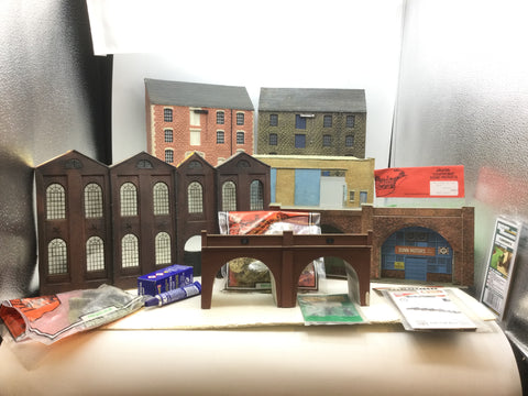Job Lot of OO Gauge Kit Built Buildings and Accessories (L2)