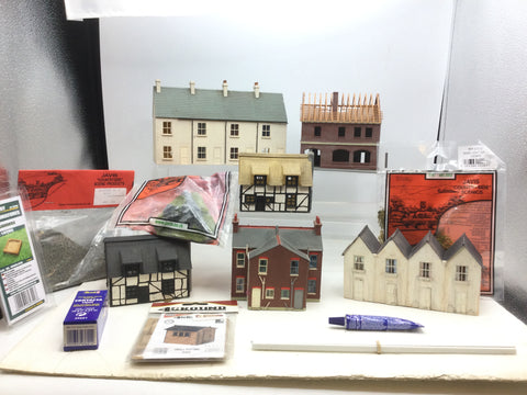 Job Lot of OO Gauge Kit Built Buildings and Accessories (L3)