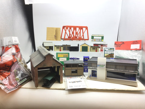 Job Lot of OO Gauge Kit Built Buildings and Accessories (L6)