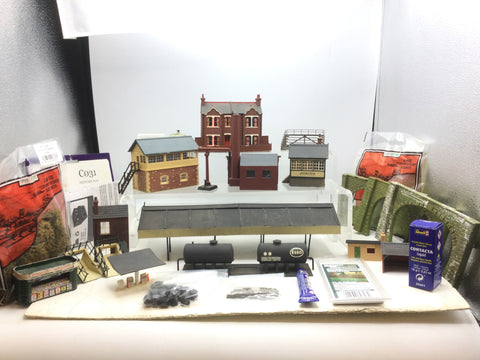 Job Lot of OO Gauge Kit Built Buildings and Accessories (L7)