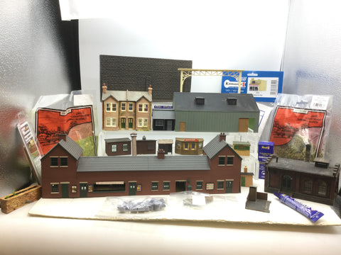 Job Lot of OO Gauge Kit Built Buildings and Accessories (L8)