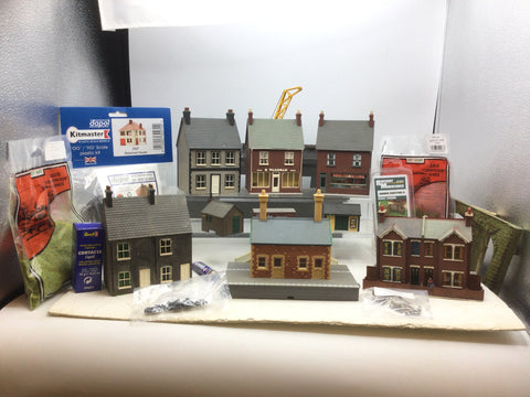 Job Lot of OO Gauge Kit Built Buildings and Accessories (L9)