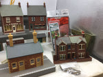 Job Lot of OO Gauge Kit Built Buildings and Accessories (L9)