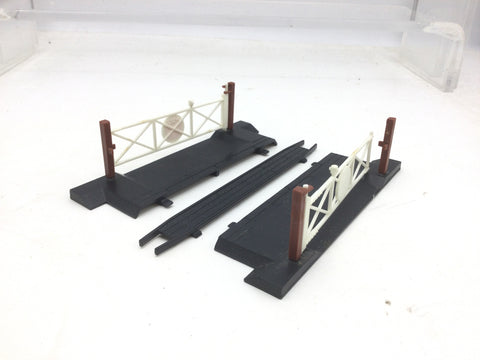 Hornby R645 OO Gauge Single Track Level Crossing