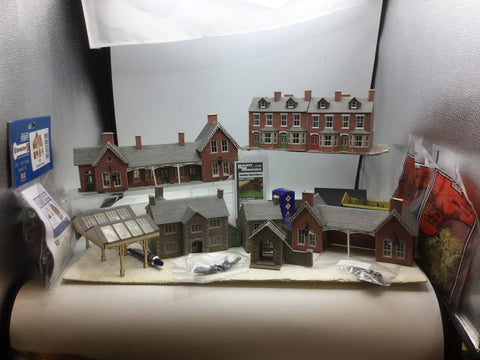 Job Lot of OO Gauge Kit Built Buildings and Accessories (L10)