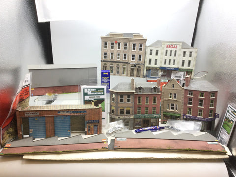 Job Lot of OO Gauge Kit Built Buildings and Accessories (L11)