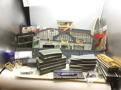 Job Lot of OO Gauge Kit Built Buildings and Accessories (L12)