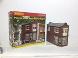 Hornby R8968 OO Gauge Skaledale Mawes & Plenty Estate Agents