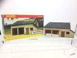 Hornby R8785 OO Gauge Skaledale Farm Tractor/Plough Shed