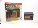 Hornby R8693 OO Gauge Skaledale Courtyard Building Brett Fabrics