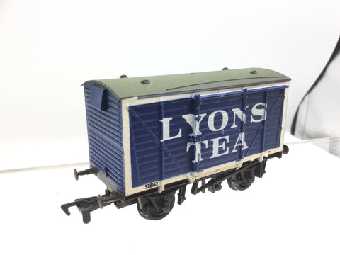 Airfix 54302 OO Gauge 12t Vent Van Lyons Tea