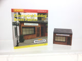 Hornby R8693 OO Gauge Skaledale Courtyard Building Brett Fabrics
