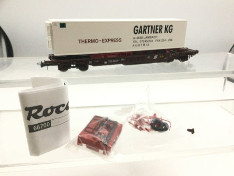 Roco 66700 HO Gauge OBB Flat Wagon with Trailer Load