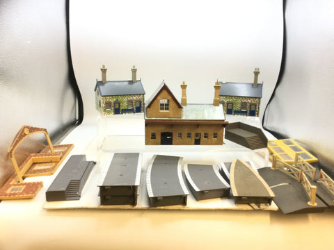 Job Lot of Hornby/Other OO Gauge Buildings and Accessories (L2)